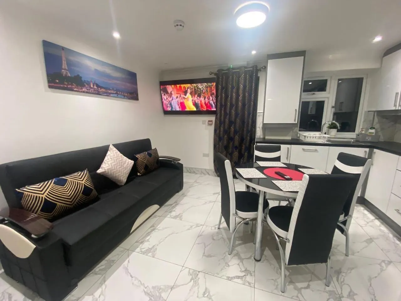 The Royal Boutique Oxford Lodge By London Sleep 6 location